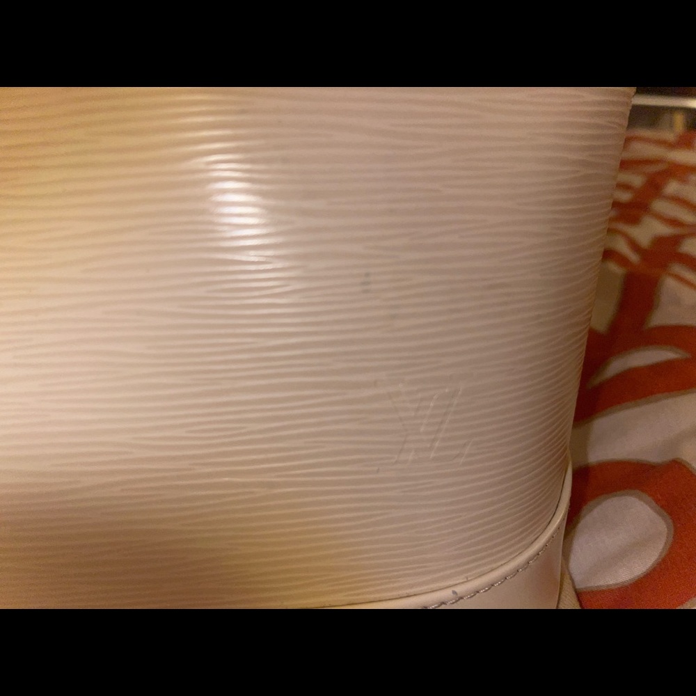 Authentic Louis Vuitton Alma Epi - Picture 5 of 8